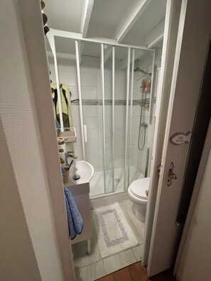 Douche, séchoir à cheveux, papier de toilette