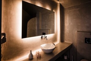 Douche, articles de toilette griffés, séchoir à cheveux, pantoufles
