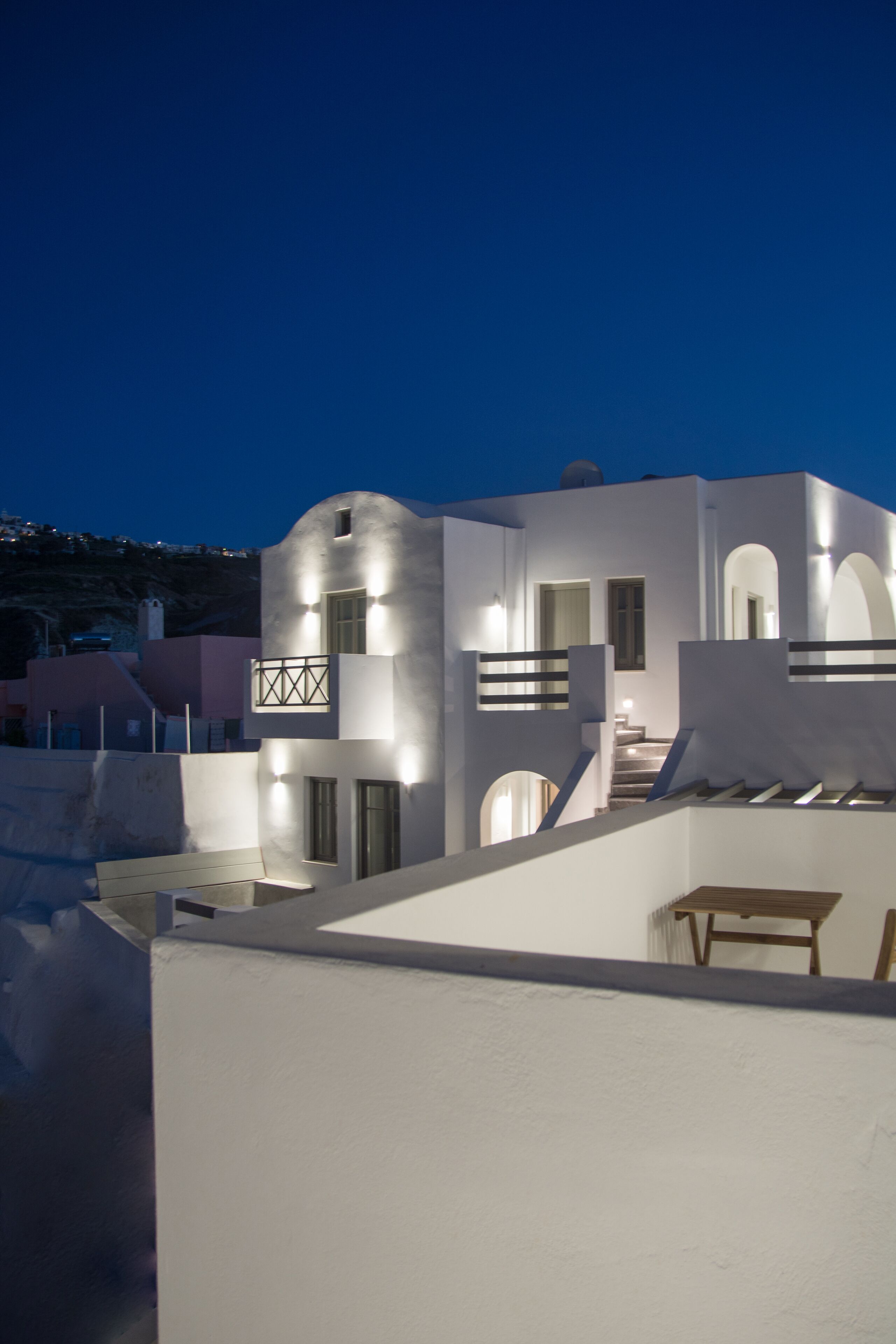 Un bâtiment moderne de couleur blanche, doté d’un balcon et d’un escalier.