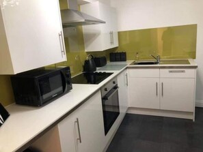 Frigorífico, trona infantil y utensilios de cocina