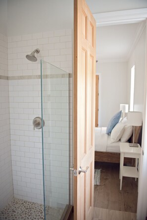 Dusche, Haartrockner, Handtücher, Toilettenpapier