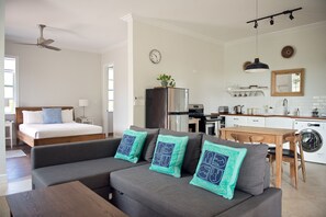 Smart TV, books - Very Large Studio & Porch, 5 Min Walk to Beach, Secluded, Tranquil & Green (Long Bay Hills)