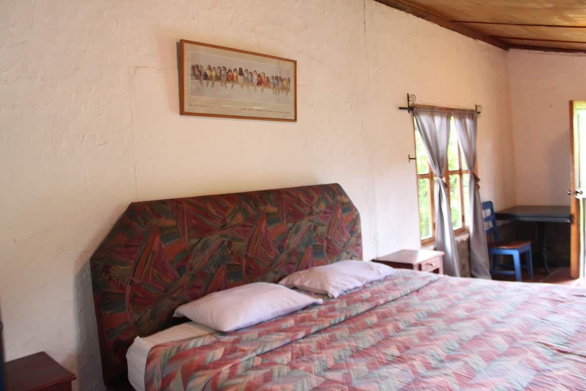 Cabaña Deluxe, 1 cama Queen size, vista al jardín (Units 3, 4, 5, 6, 13, 16) | 1 habitación y ropa de cama