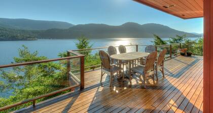 Waterfront! - Incredible views; Private rocky beach; Gourmet Kitchen; Spa/Sauna