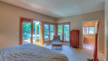 3 bedrooms, desk, travel crib, WiFi