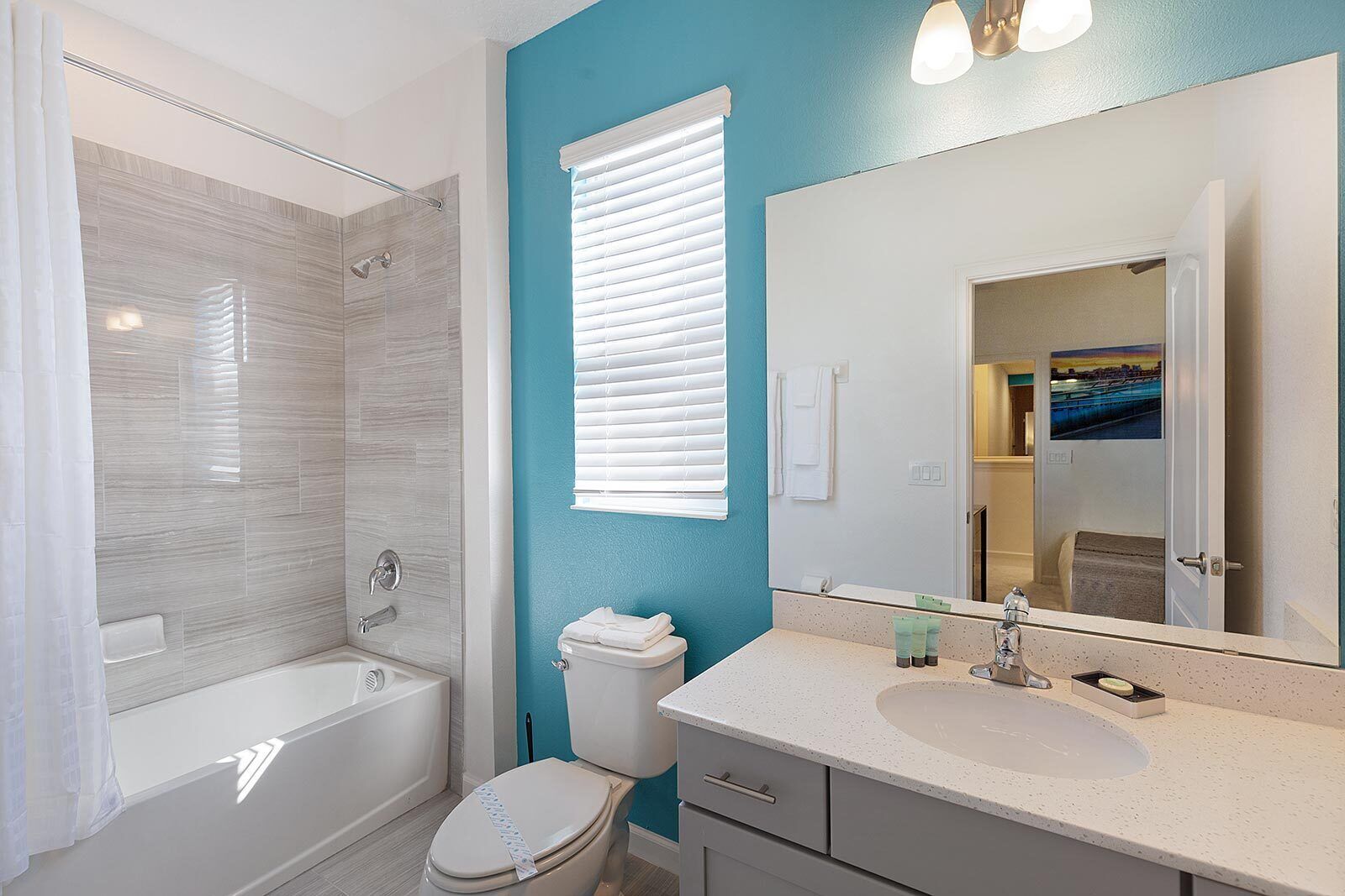 Une salle de bain avec une baignoire, des toilettes et un lavabo.