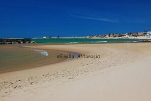 Una spiaggia nelle vicinanze