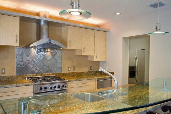 Fridge, microwave, dishwasher, cookware/dishes/utensils