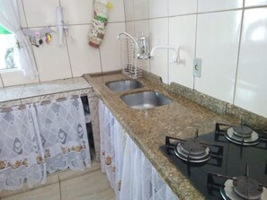 Fridge, microwave, oven, stovetop - Lodging in Palhoça (Palhoça)