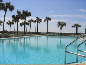 Utendørsbasseng og et oppvarmet basseng