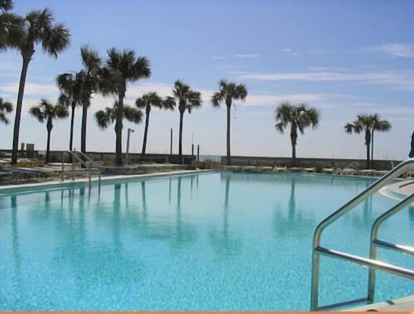 Una piscina al aire libre, una piscina climatizada