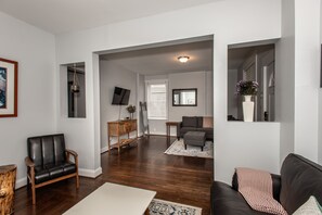 Smart TV, Netflix, streaming services, stereo - Cincy home sleeps 18! (Cincinnati)