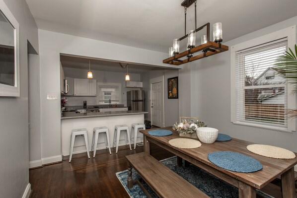Dining - Cincy home sleeps 18! (Cincinnati)