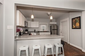 Fridge, microwave, oven, stovetop - Cincy home sleeps 18! (Cincinnati)