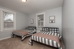 5 bedrooms, iron/ironing board, free WiFi, bed sheets - Cincy home sleeps 18! (Cincinnati)