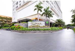 Property grounds - SAIGON AUTHENTIC HOME 1 | Pool Gym & FREE Drop off (Ho Chi Minh)