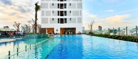 Piscine à débordement