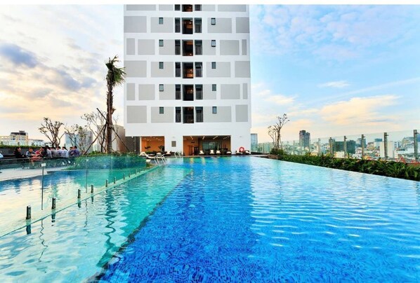 An infinity pool - SAIGON AUTHENTIC HOME 1 | Pool Gym & FREE Drop off (Ho Chi Minh)