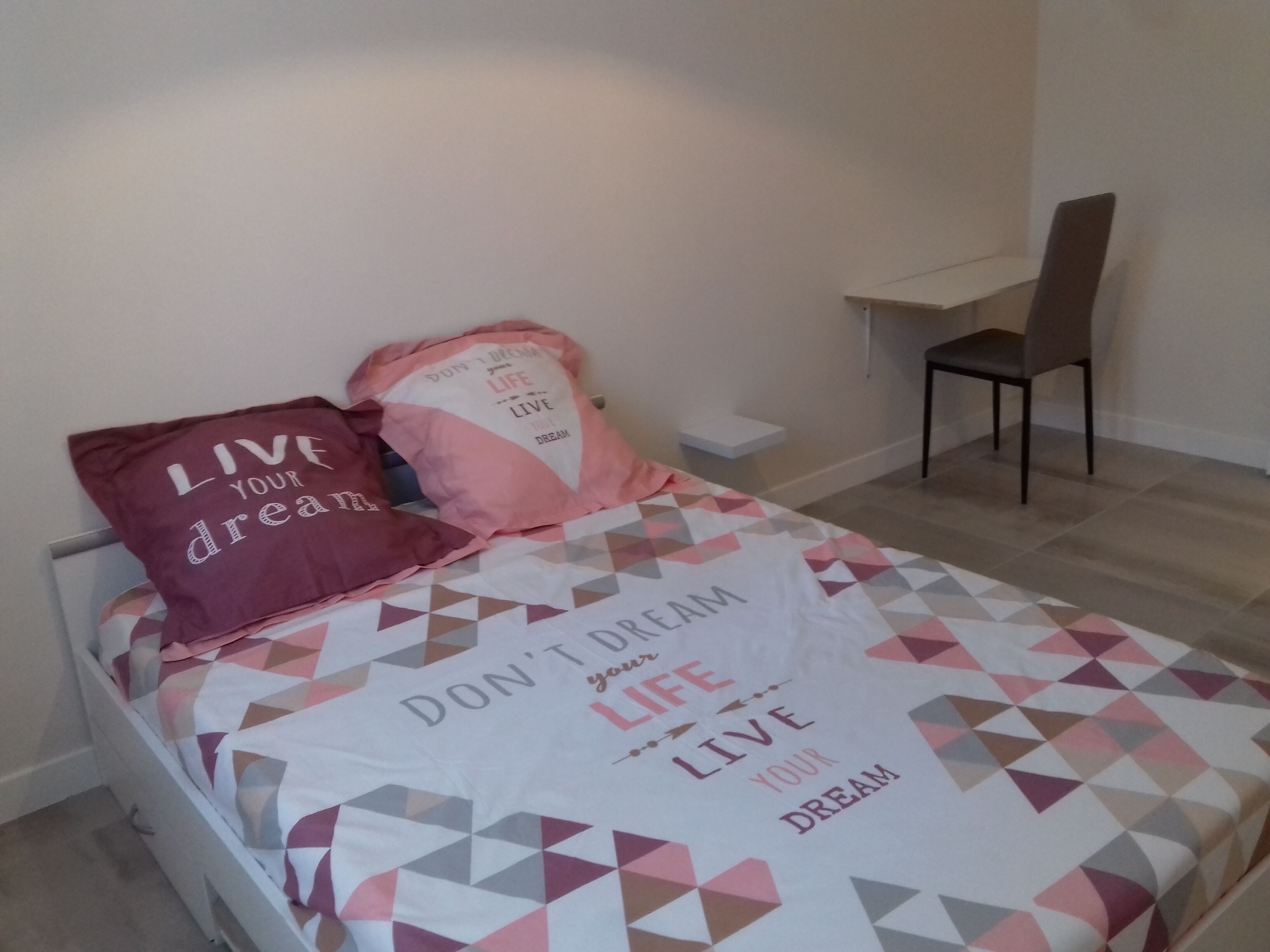 2 bedrooms, desk, WiFi