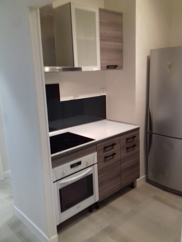 Refrigerador, microondas, lavavajillas y cafetera y tetera 