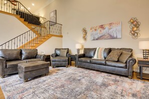 TV, DVD player, books - Luxe Home w/ Private Pool & Game Room in Vinita (Vinita)