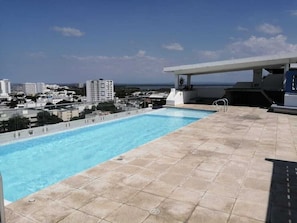 Outdoor pool - Apartamento amoblado a 5 minutos del aeropuerto, con excelente vista al mar. (Cartagena)