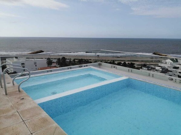 Outdoor pool - Apartamento amoblado a 5 minutos del aeropuerto, con excelente vista al mar. (Cartagena)