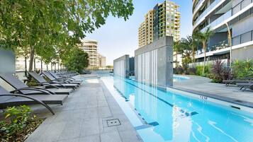 Kolam renang outdoor musiman