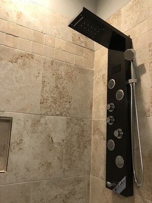 Een douche, een haardroger, handdoeken, zeep
