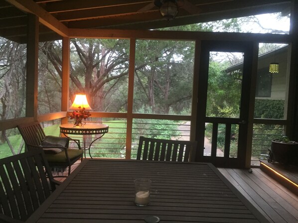 Outdoor dining - Secluded yet close to everything! (Austin)