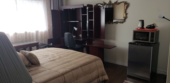 1 bedroom, desk, iron/ironing board, free WiFi - SPACIOUS. QUIET ROOM W PRIVATE BATHROOM IN GREAT HOUSE (Richmond)