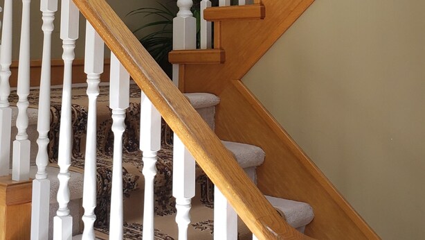A wooden staircase with white balusters and a wooden handrail, leading to a landing with a chandelier and a framed artwork. - SPACIOUS. QUIET ROOM W PRIVATE BATHROOM IN GREAT HOUSE (Richmond)