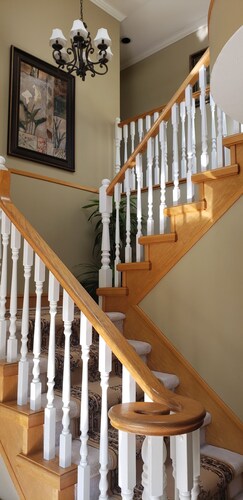 Grande chambre confortable avec salle de bain privée dans une grande maison
