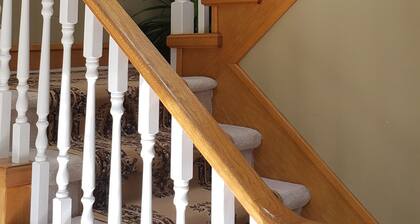 Grande chambre confortable avec salle de bain privée dans une grande maison