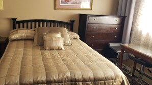 A neatly made bed with a striped bedspread, a wooden headboard, and a nightstand with a lamp. - SPACIOUS. QUIET ROOM W PRIVATE BATHROOM IN GREAT HOUSE (Richmond)