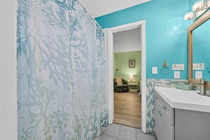Bathtub, hair dryer, towels, soap - Sea Turtle ~ Cozy getaway less than 1/4 of a mile from the beach! (Panama City Beach)
