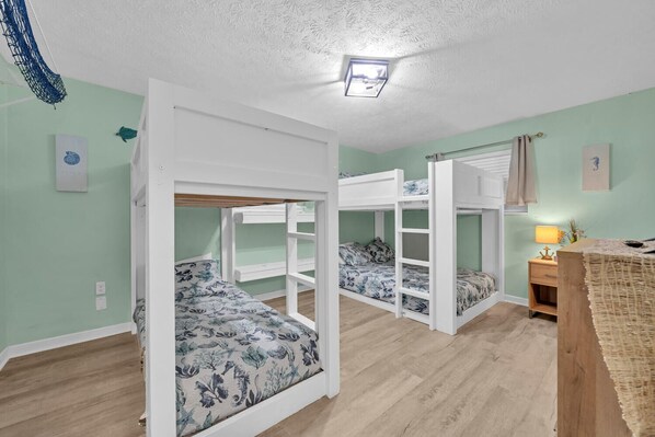 2 quartos, cofres nos quartos, ferros/tábuas de passar roupa, Wi-Fi