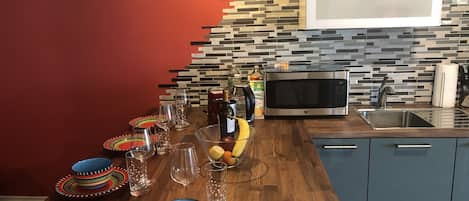 Studio Suite | Private kitchen | Full-sized fridge, microwave, oven, stovetop