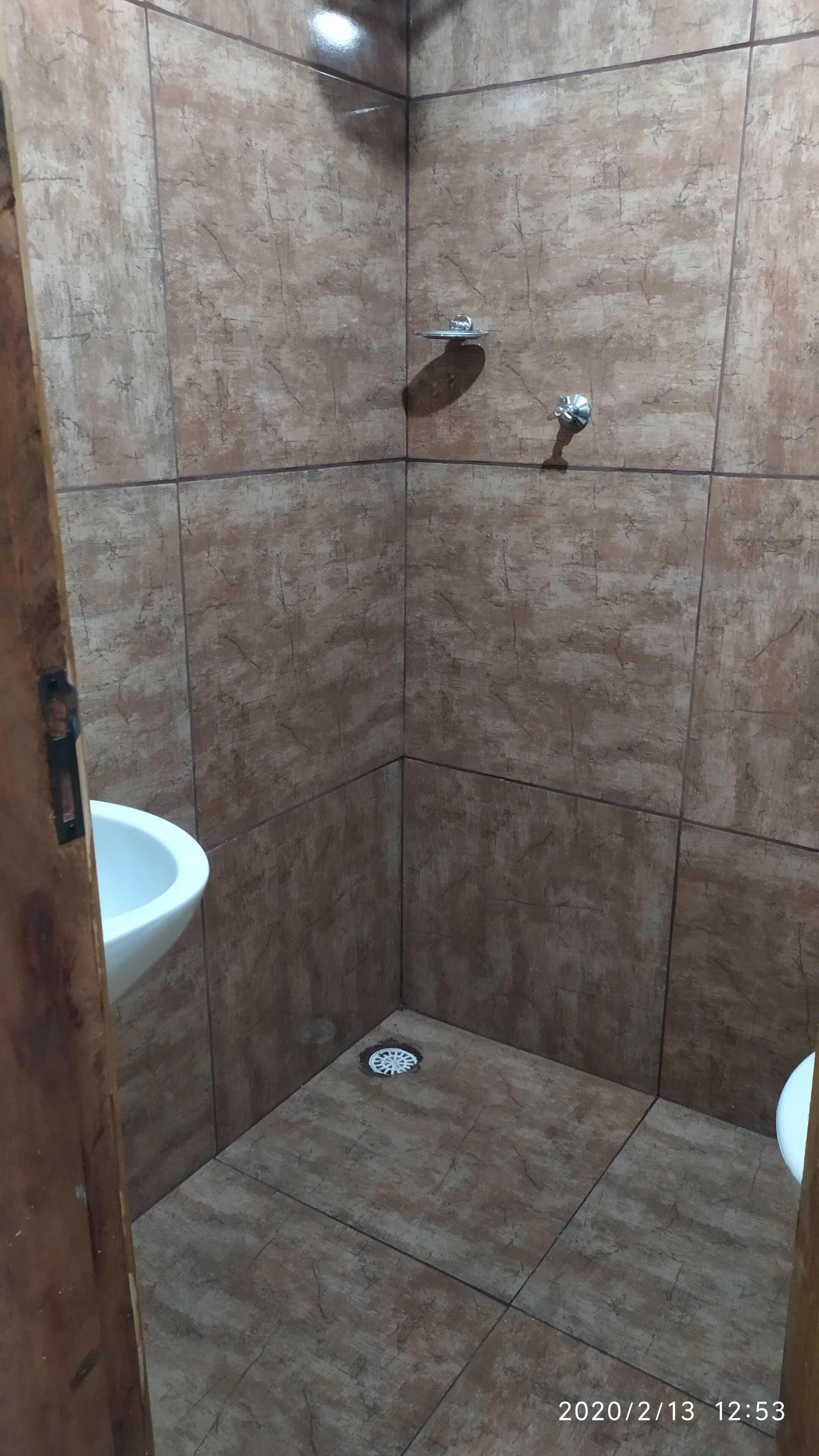 Chambre Triple | Salle de bain | Douche, serviettes fournies