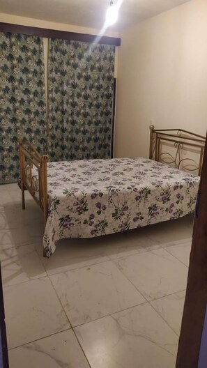 Habitación triple básica | Tabla de planchar con plancha y wifi gratis