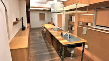 Room (/10) | Private kitchenette | Fridge, microwave, stovetop, electric kettle