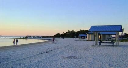 Spacious 3 BR 2 Bath House On Deep Canal With Screened Heated Pool