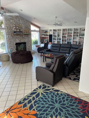 Smart TV, libri, impianto stereo