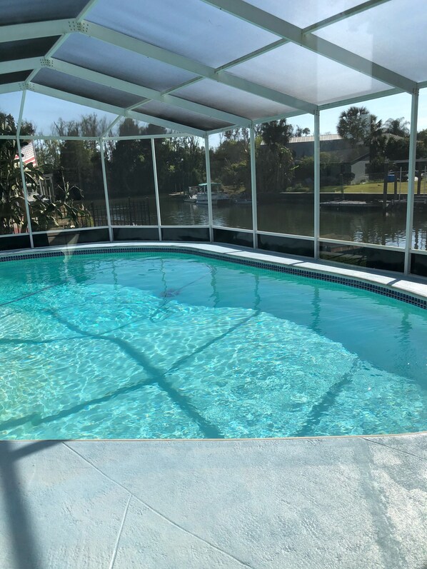 Una piscina al aire libre, una piscina climatizada