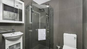 Dusche, kostenlose Toilettenartikel, Haartrockner, Handtücher