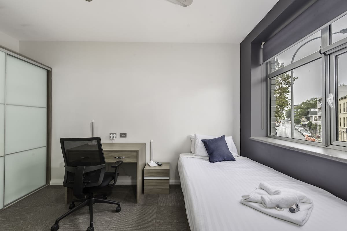 Eenpersoonskamer | Een bureau, een strijkplank/strijkijzer, gratis wifi, beddengoed