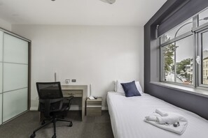 Escritorio, tabla de planchar con plancha, wifi gratis y ropa de cama