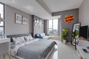 Schreibtisch, Bügeleisen/Bügelbrett, WLAN