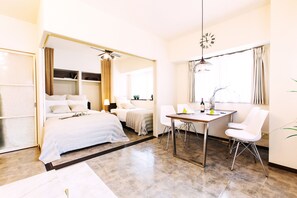 Suite Luxe, 2 chambres (3) | Coin séjour | Télévision à écran plat de 32 pouces avec chaînes numériques, télévision