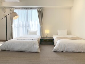 Suite, balkon (King, 8) | 2 kamar tidur, meja kerja, tirai kedap cahaya, dan kedap suara